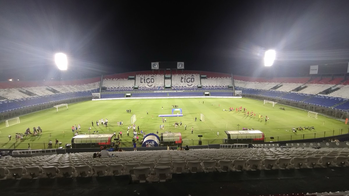 El Defensores del Chaco de noche, con las luces encendidas