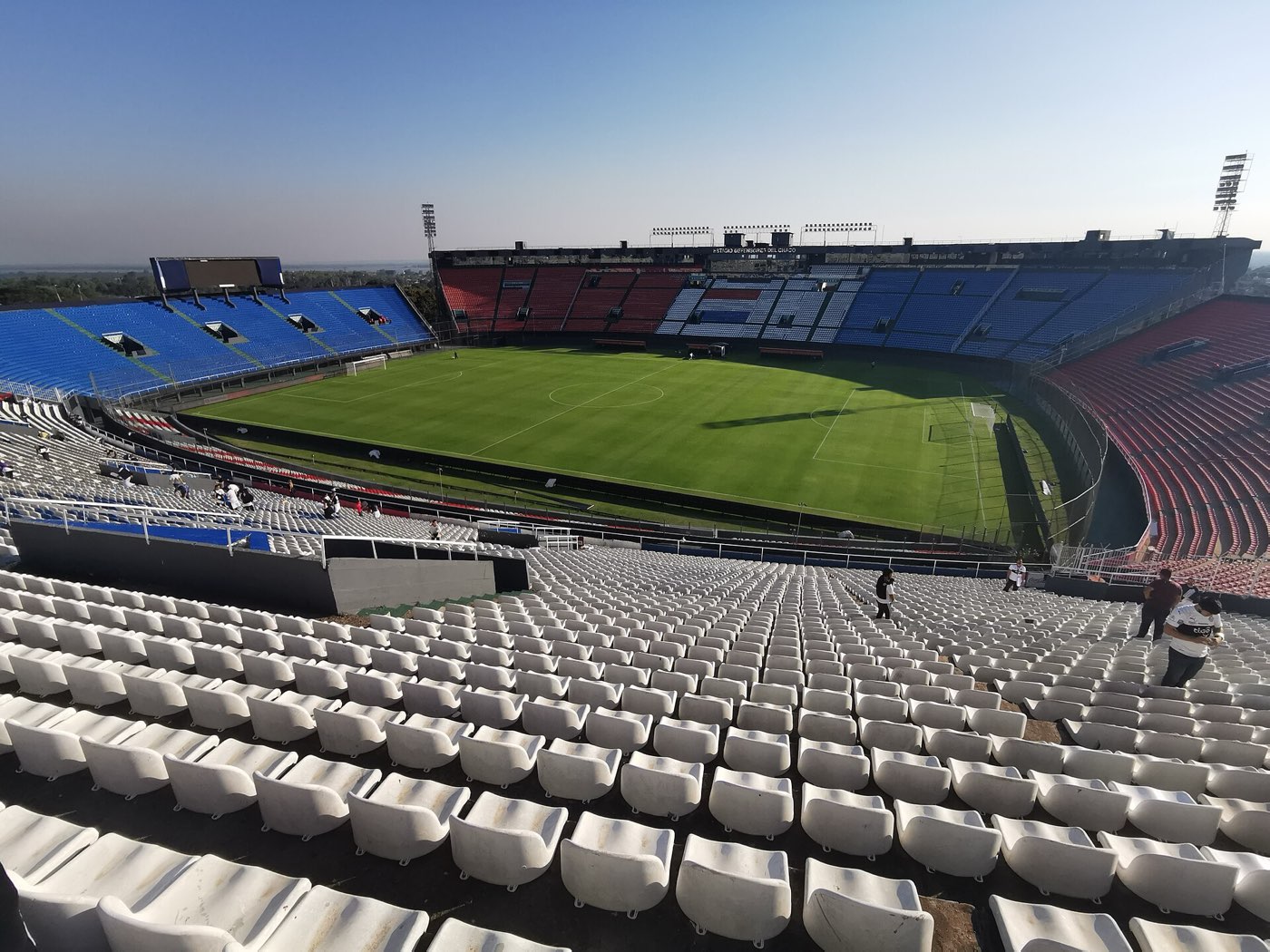 Tribunas rojas, blancas y azules y la cancha del estadio Defensores del Chaco, en Asunción